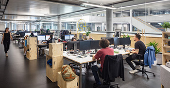 灵活而不失态办公楼装修设计