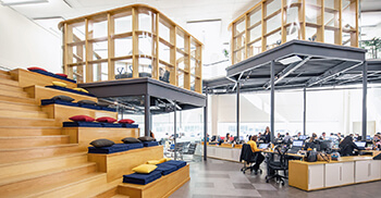 由办公楼装修公司打破传统无间隔办公空间