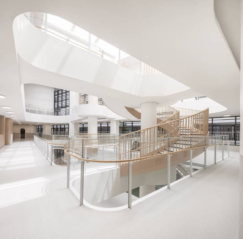 装修设计公司 光线饱满且柔和的二层中庭