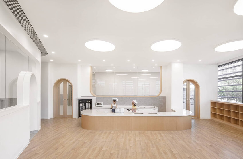 装修设计公司 孩子们在自己动手做蛋糕