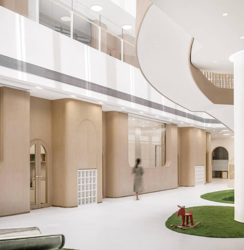 装修设计公司 教室的门采取透明玻璃