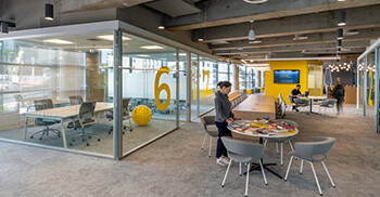 灵活而实用的办公空间装修设计