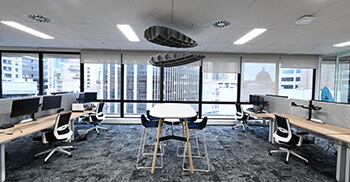 被海滩围绕的创意办公装修空间