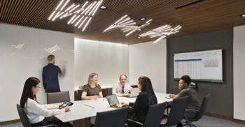 该办公装修设计充分发挥其空间特点