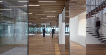 利用庭院打造明亮办公空间环境-办公室设计公司