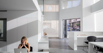 办公室装修-将旧空间翻修独特办公空间感