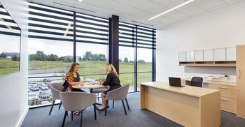 办公空间设计-以简单色调和形式重振企业品牌形象