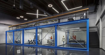 办公室装修-将蓝色建筑盒变成创新办公环境技术