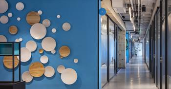 办公楼装修设计将废弃材料变身创意元素融入空间