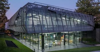 办公大楼装修成轻盈、灵活和透气创新环境