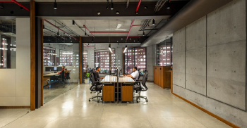 办公楼装修设计将粗矿工业风融入环境中