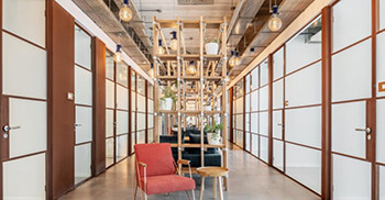 办公室装修公司将空间元素“相互融入”塑造和谐氛围