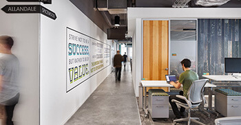 新装修办公室充满活力与时尚设计