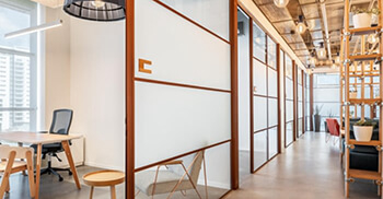 整体装修公司将夹具元素补满整个办公环境