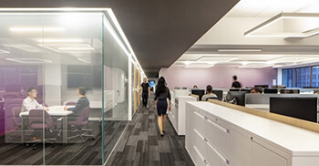 公司内部装修反映其色彩与空间的创新