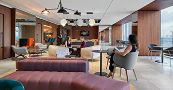 装修设计办公室利用不同材料形成对比空间