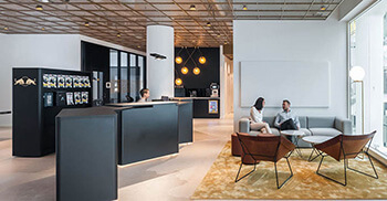 强调办公室内设计的灵活性与冒险精神