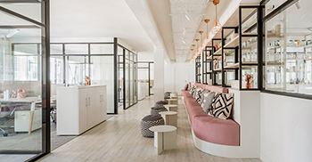 来看看美容产品公司女性化的办公室装修设计