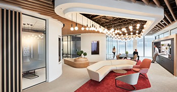 办公室装修设计丨低悬的照明为空间营造了一种亲密的感觉