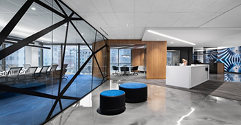 办公室装修效果：大胆的视觉方式增加了空间高度