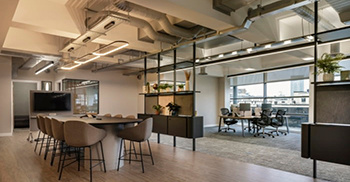 缤纷的色调之间相映成趣 办公室环境安静而永恒