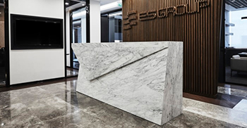 大理石质感蔓延整个办公区域 细节处体现企业色彩