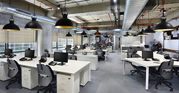 这个办公室设计令人惊叹的因素是保持原始和工业外观