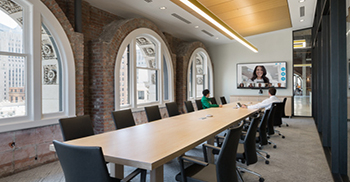 砖、混凝土和半椭圆形窗户 在室内空间内营造出工业和舒适的氛围