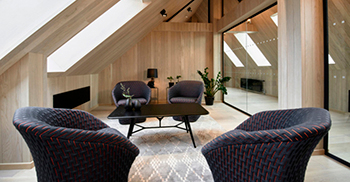 木制天花板中的照明特别适合为该区域保持足够的光线