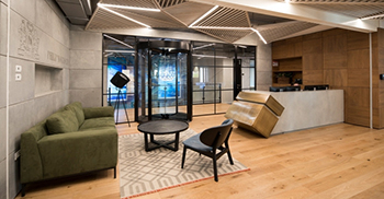 办公室设计：将公司的过去暗示与未来元素相融合