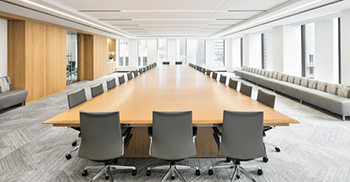 浅色木地板和深色瓷质地板相互映衬 营造出现代而精致的外观