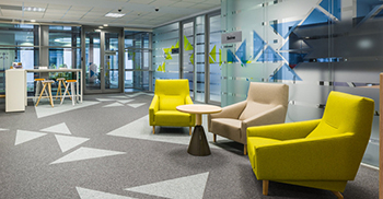 董事会会议室更优雅 但空间保持现代和轻盈