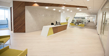 客户的标志和品牌颜色被整合到办公空间室内设计中