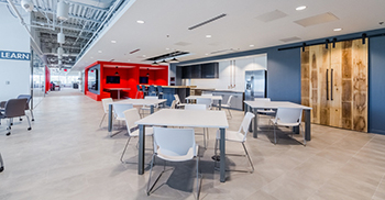 咖啡厅充当所有员工的“枢纽”或聚会点 促进互动机会