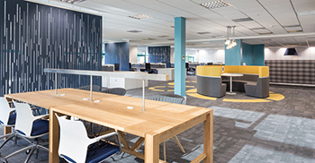 办公环境被精心划分为各种开放式区域 工作台被战略性地放置