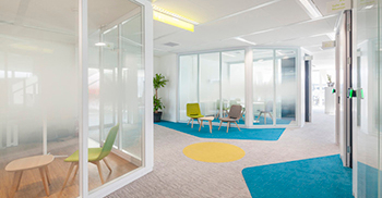 开放空间的创建是为了鼓励同事之间的交流和协作