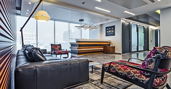 设计团队结合了高科技办公设计领域的元素