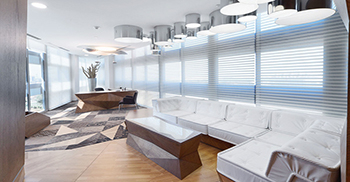 进入办公室就像开始一段创意之旅：正门的灵感来自地铁站