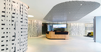 独特的质朴橡木贴面提供现代办公空间外观