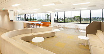 “蛇形”走廊自然而然地将客人吸引到“休息室”区域