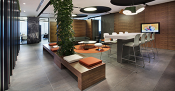 办公室以使用天然石材和家具特别制作的接待台欢迎您