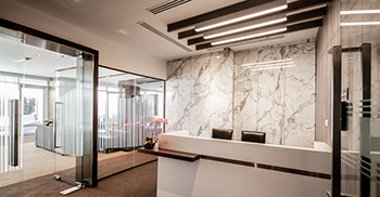 接待区采用了“假石头”的想法 办公室设计?反映了结构和建筑形状