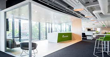 采用干净、简约的美学 以公司品牌属性为设计指导方针