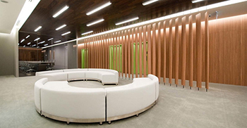 与温暖的木材饰面相辅相成的是薄荷色和淡蓝色