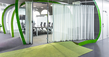 壁龛沙发被用作办公室明亮的颜色点