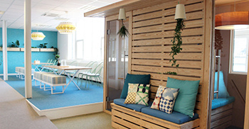 创意草坪圆形剧场办公空间 色彩充满活力且诱人