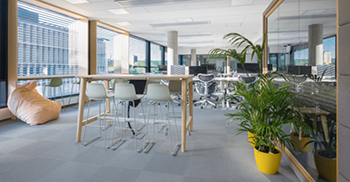 办公室空间设计：空间分隔元素保持广泛开放 传达归属感和认同感