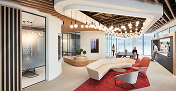 公司办公室装修：低悬的照明为空间营造了一种亲密的感觉