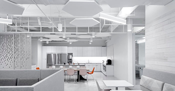 清新、纯正的白色在整个办公室设计中扮演着主角