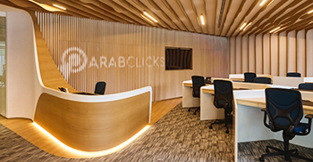 办公室设计装修：木鳍制成的天花板对角地穿过整个办公室空间